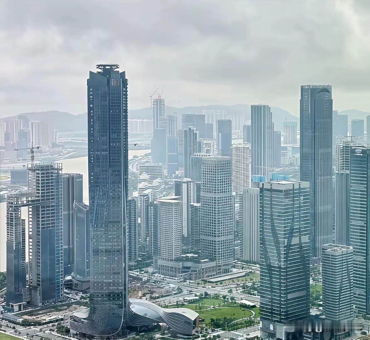 说句真话，珠海打造旅游城市即可，总共200+万人口，靠近澳门也没用，澳门主要是金