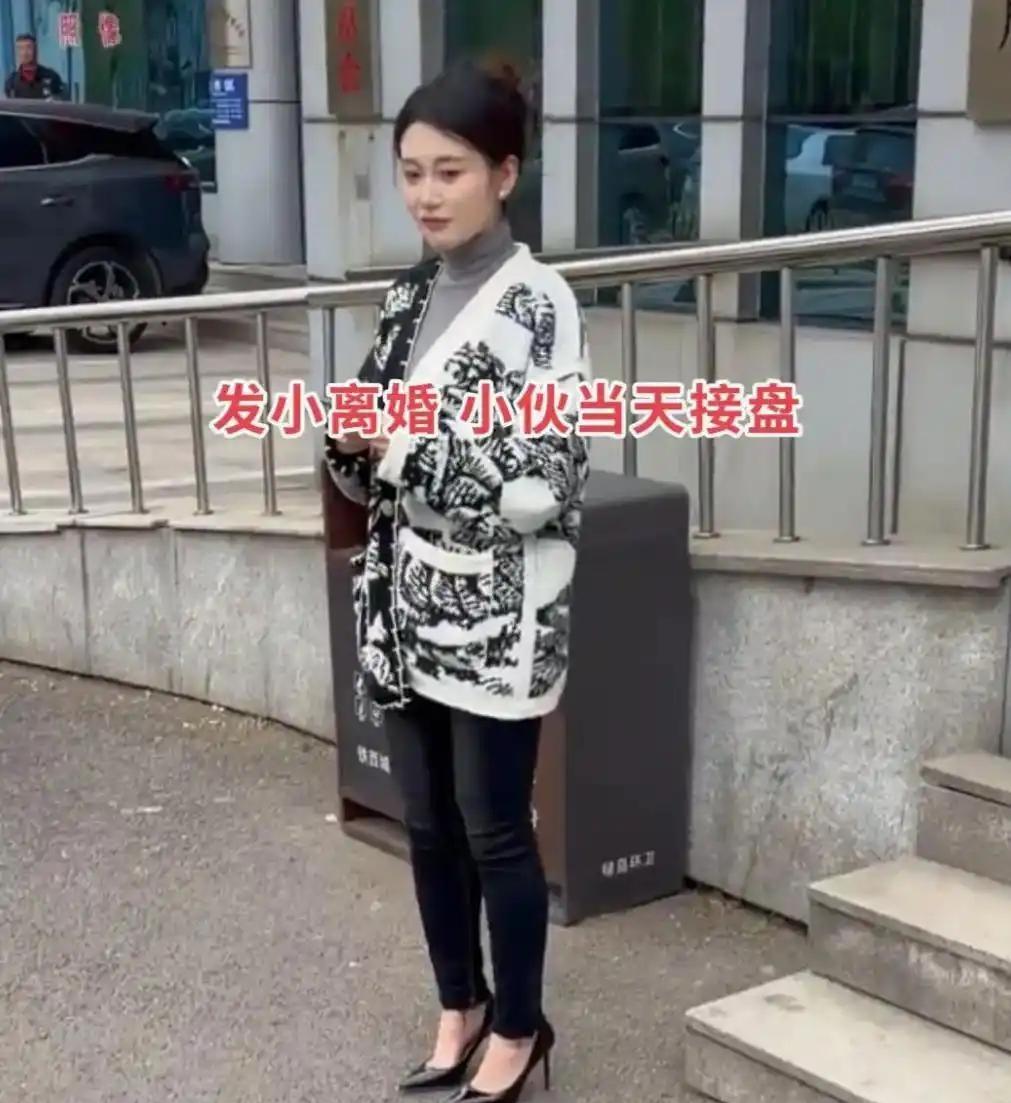 民政局门口，一对从小一起长大的发小，办完了离婚手续。女人走出大门，眼神茫然