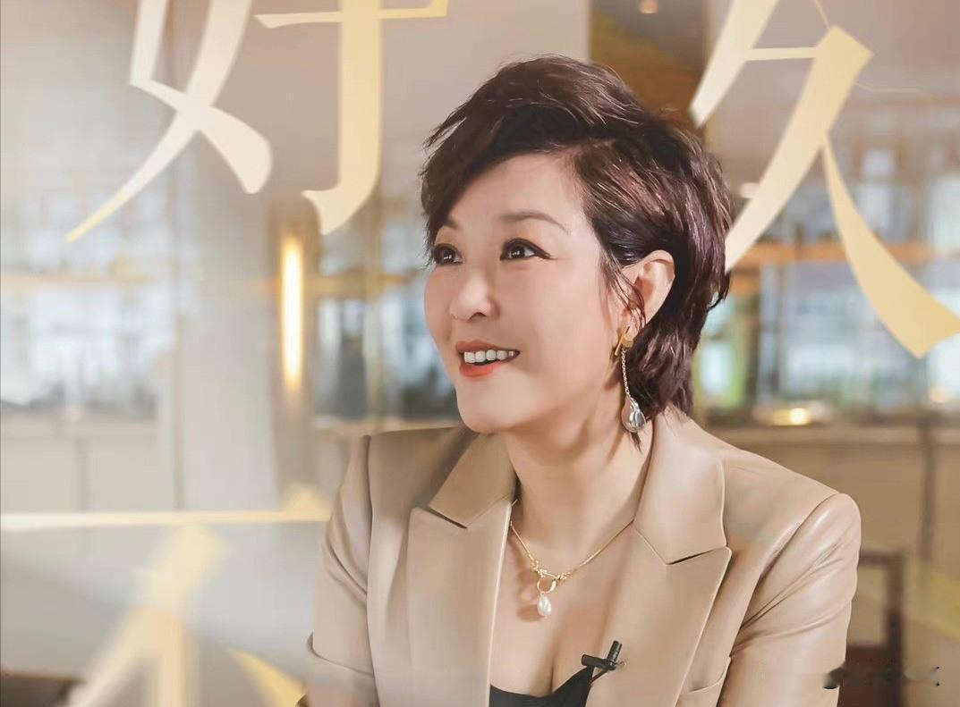 50岁李静自曝绝经：把更年期变成“第二次青春期”去年9月那场发布会后台，李静说
