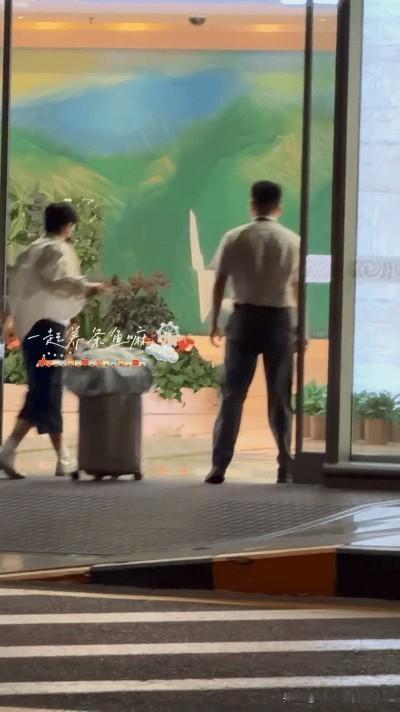 王楚钦孙颖莎走VIP通道，其他队员普通值机。这叫什么事？看着王楚钦白色T恤牛仔