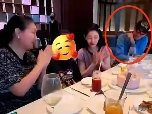 这应该是大S陪小玥儿过的最后一次生日，后爸具俊晔和外婆S妈也在场。对小玥儿来说