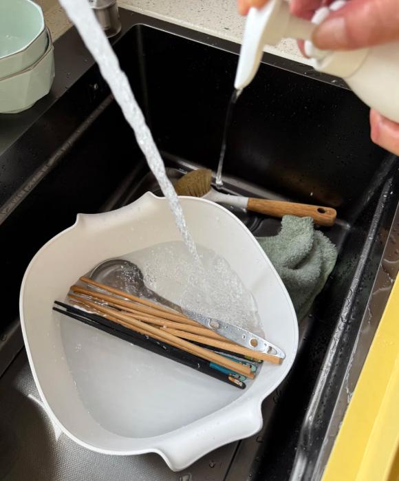 我第一次看到有人这样洗碗，真是长见识了。就是上个月，我有个表妹的儿子结婚，我去