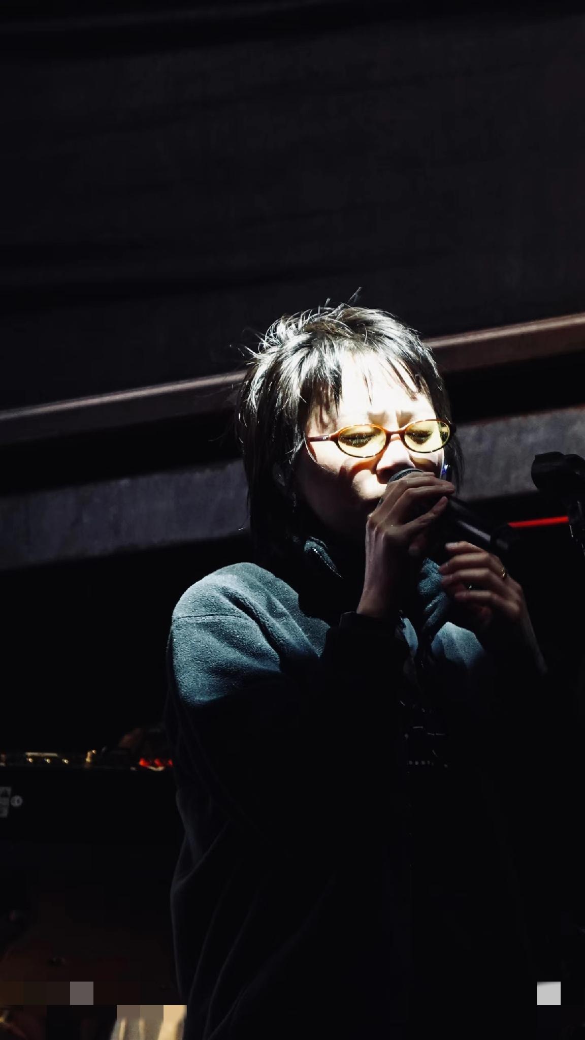 3月28日，窦靖童在墨尔本开演唱会，形象气质五官越来越像父亲窦唯。这一次窦靖