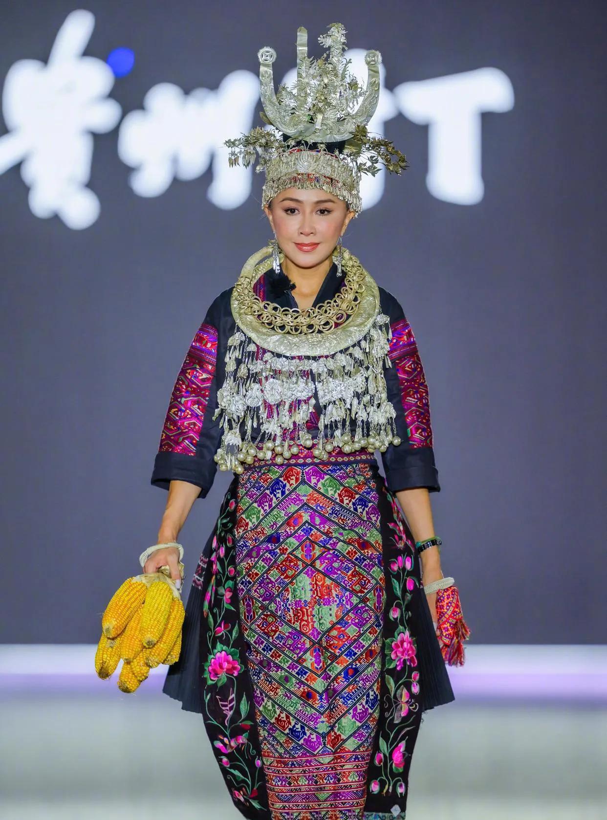 刘嘉玲身穿民族真漂亮！现身貴州的她依旧气质好！#刘嘉玲##刘嘉玲穿搭争议#