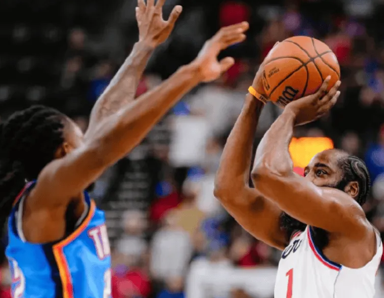 NBA常规赛：快船将于主场迎战太阳。赛前，快船记者LawMurray社媒发文