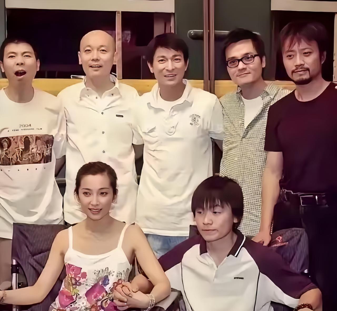 一张2004年的剧组合影，一位知名大导演，五位影帝，一位影后，这阵容真的太强大了