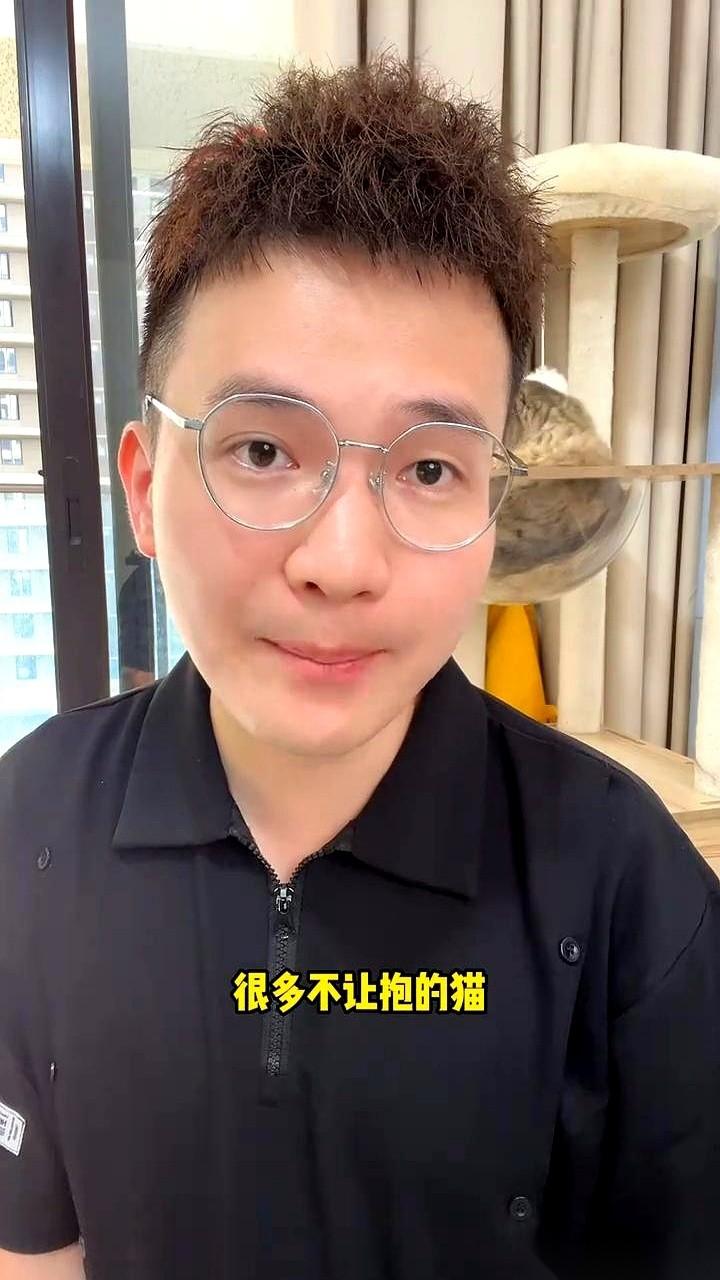 我家那只猫，从来不让抱。朋友家的猫，软得跟滩泥一样，随便rua。就我家的，我一