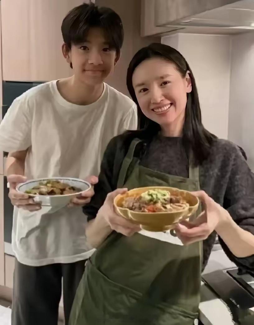 真不敢相信，董洁怎么会看上他的，难道是大鱼大肉吃腻了，想尝尝苦瓜野菜？