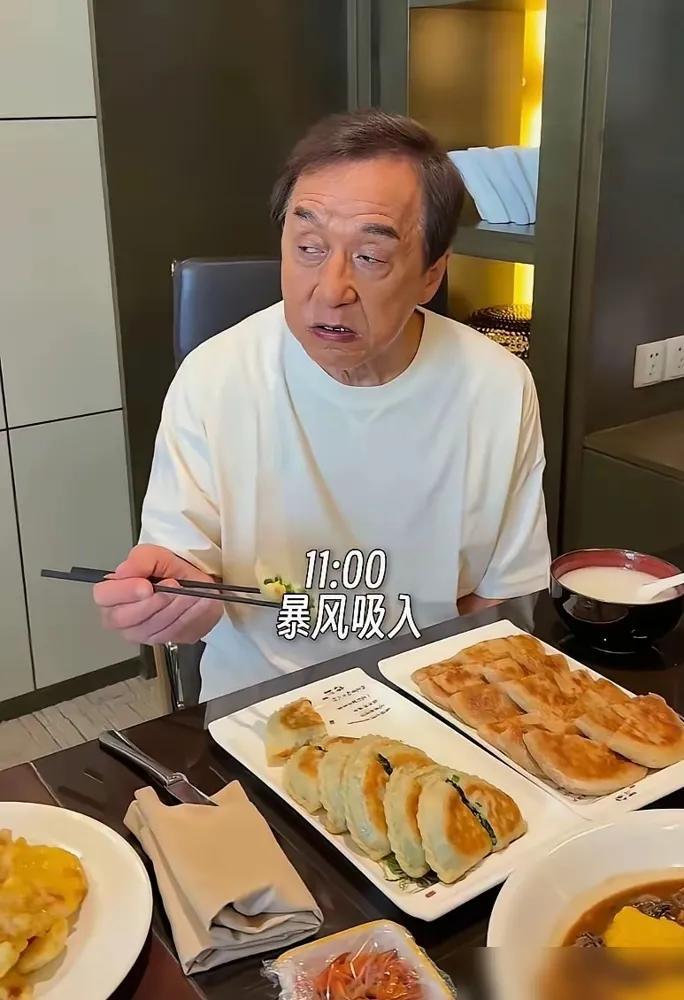 71岁的成龙，一顿饭把半个娱乐圈的养生人设干碎了桌上摆的就是馅饼、菜盒子，家常面
