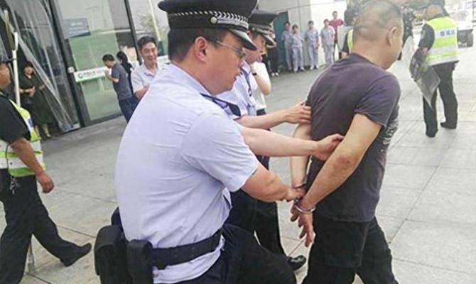 1988年，军区副司令邢世忠在西安被碰瓷，笑着说道：我带你去取钱1998年的