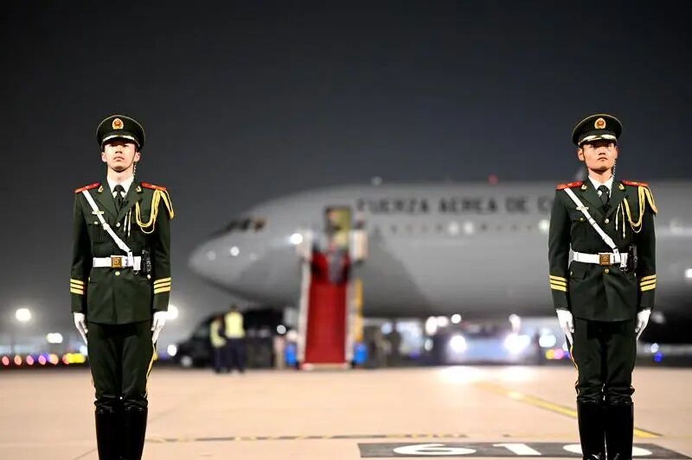“空军一号”前屹立的礼兵: 站在那里不仅代表我自己