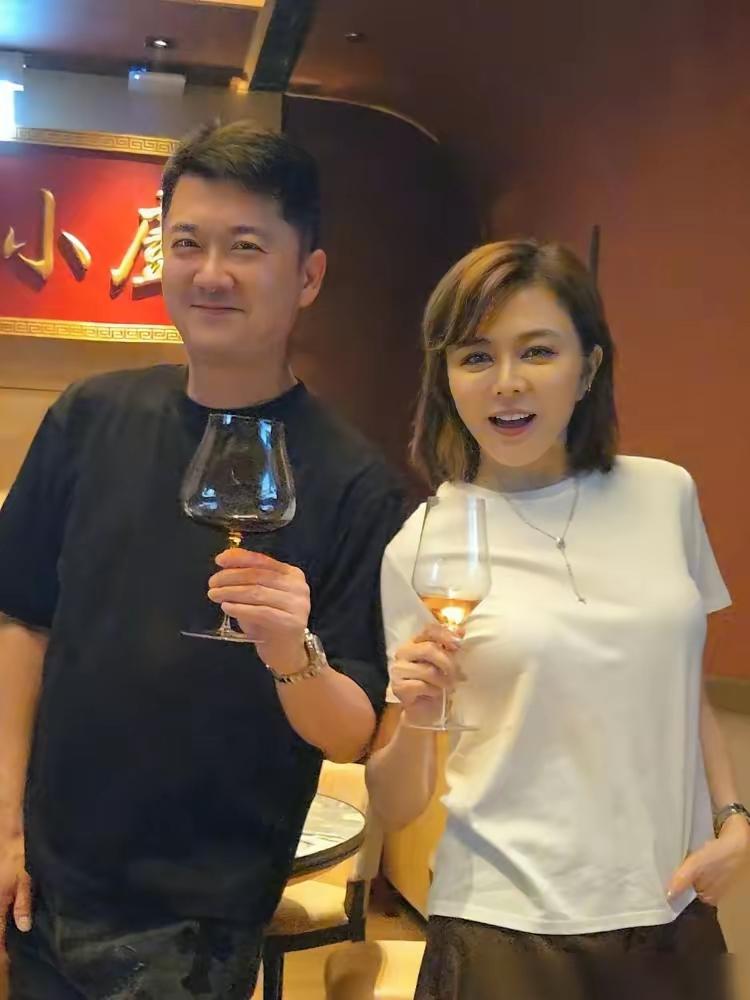 64岁关之琳的近照刷出来的时候，我盯着看了好久。照片里她脸上的褶子清清楚楚，笑