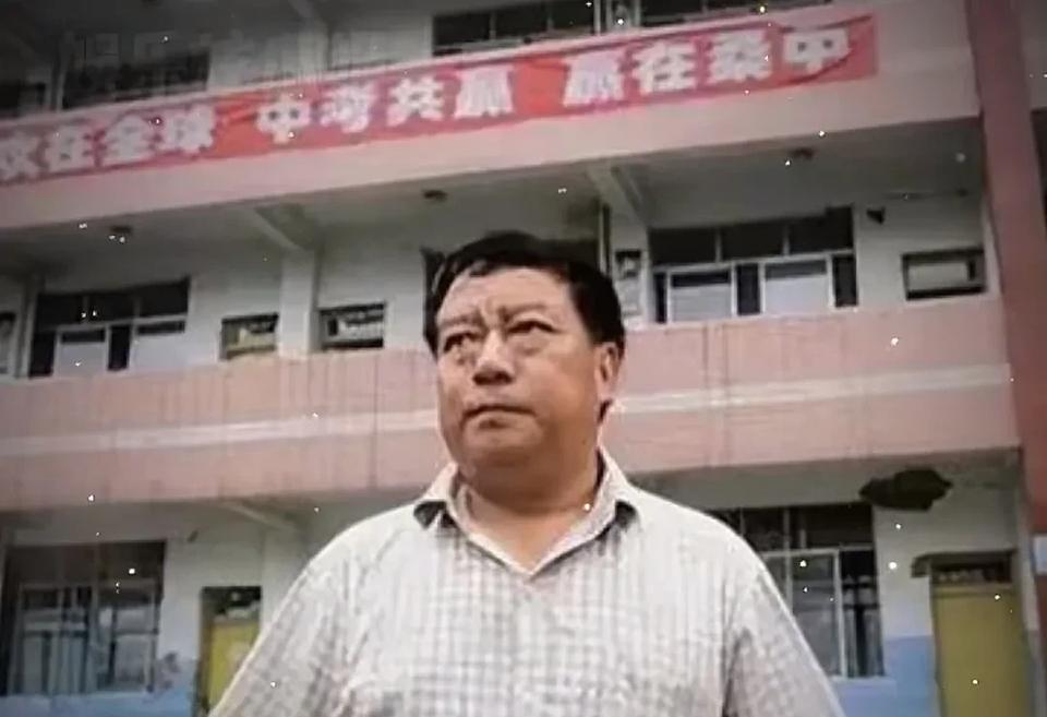 有人还记得叶志平校长吗？都说他不务正业，不抓成绩，不抓升学率，只是一味地疯