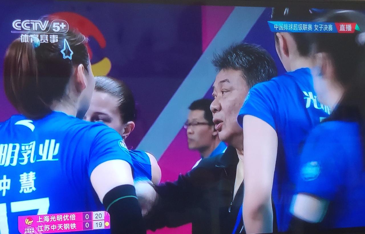 谁也没有想到上海女排今晚决赛天崩开局！开局上海女排就大比分落后，江苏女排今天比赛