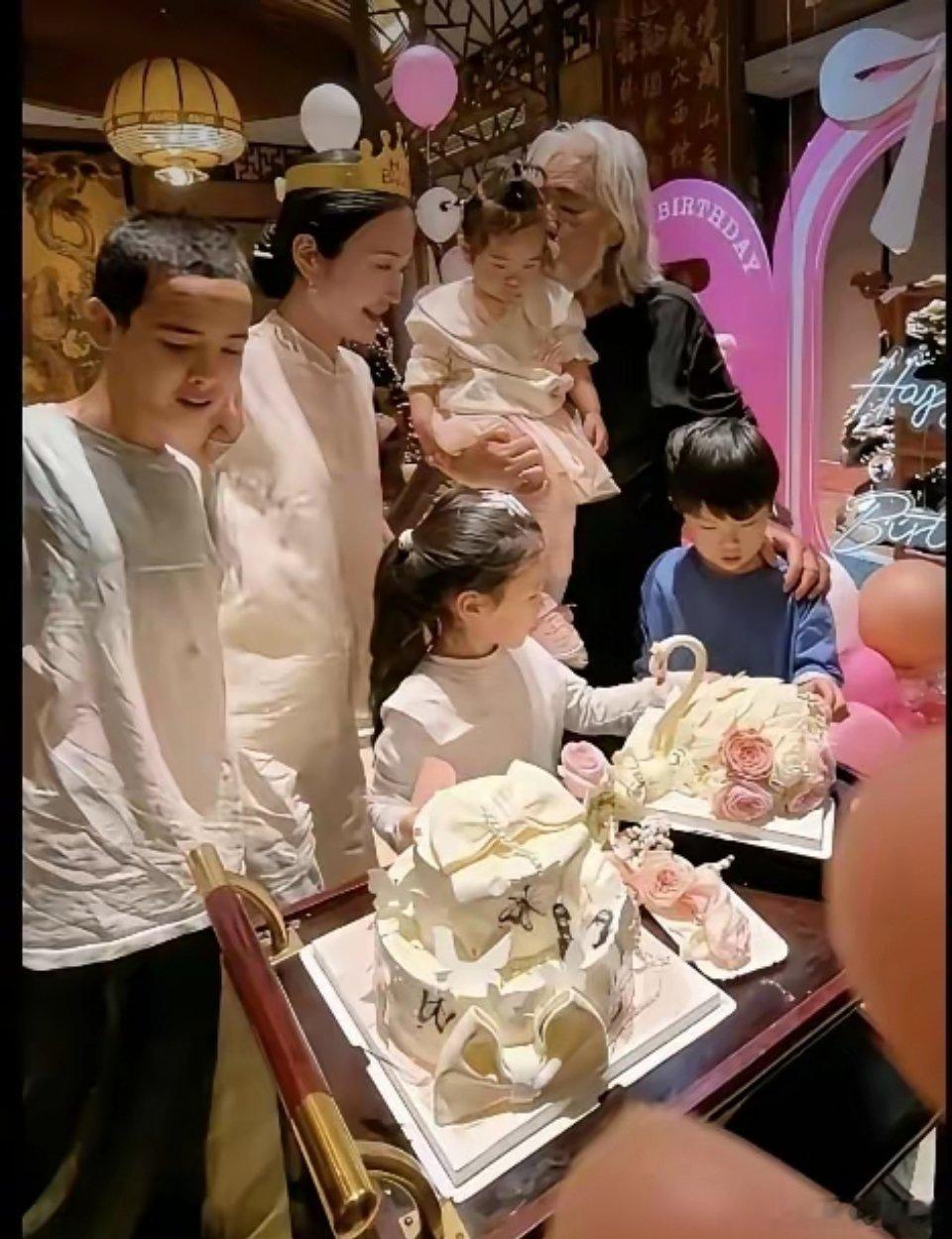 75岁张纪中为爱妻杜星霖操办44岁生日75岁张纪中为爱妻杜星霖操办44岁生日，