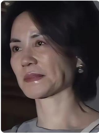 在那英的演唱会上，当大家看到满脸褶子的王菲时都很好奇谢霆锋的心里会有什么想法？他