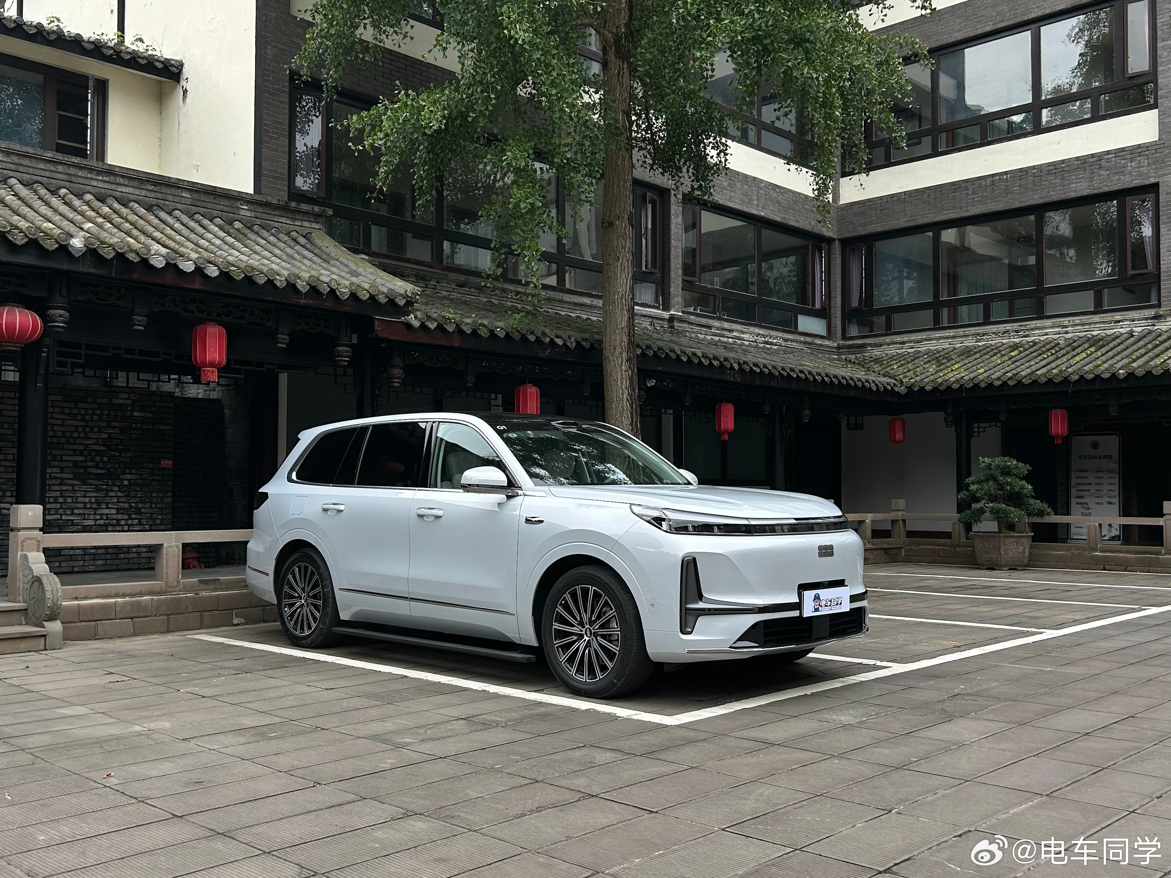 昨天试驾银河M9，第一次遇到跟车教练说「对这台车也很心动」。看得出来银河M9