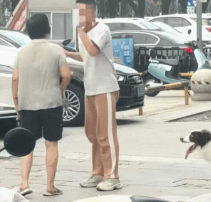 想溜走，没门！一女子遛狗，不栓绳，咬到人后不管不问想溜走，被害者拦住不让走还一脸