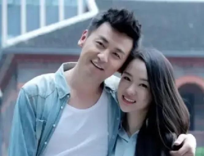 雷佳音和翟煦飞是上戏同班同学，2010年结婚时没房没车，翟煦飞穿着普通衣服就跟他领了证。婚后最穷那几