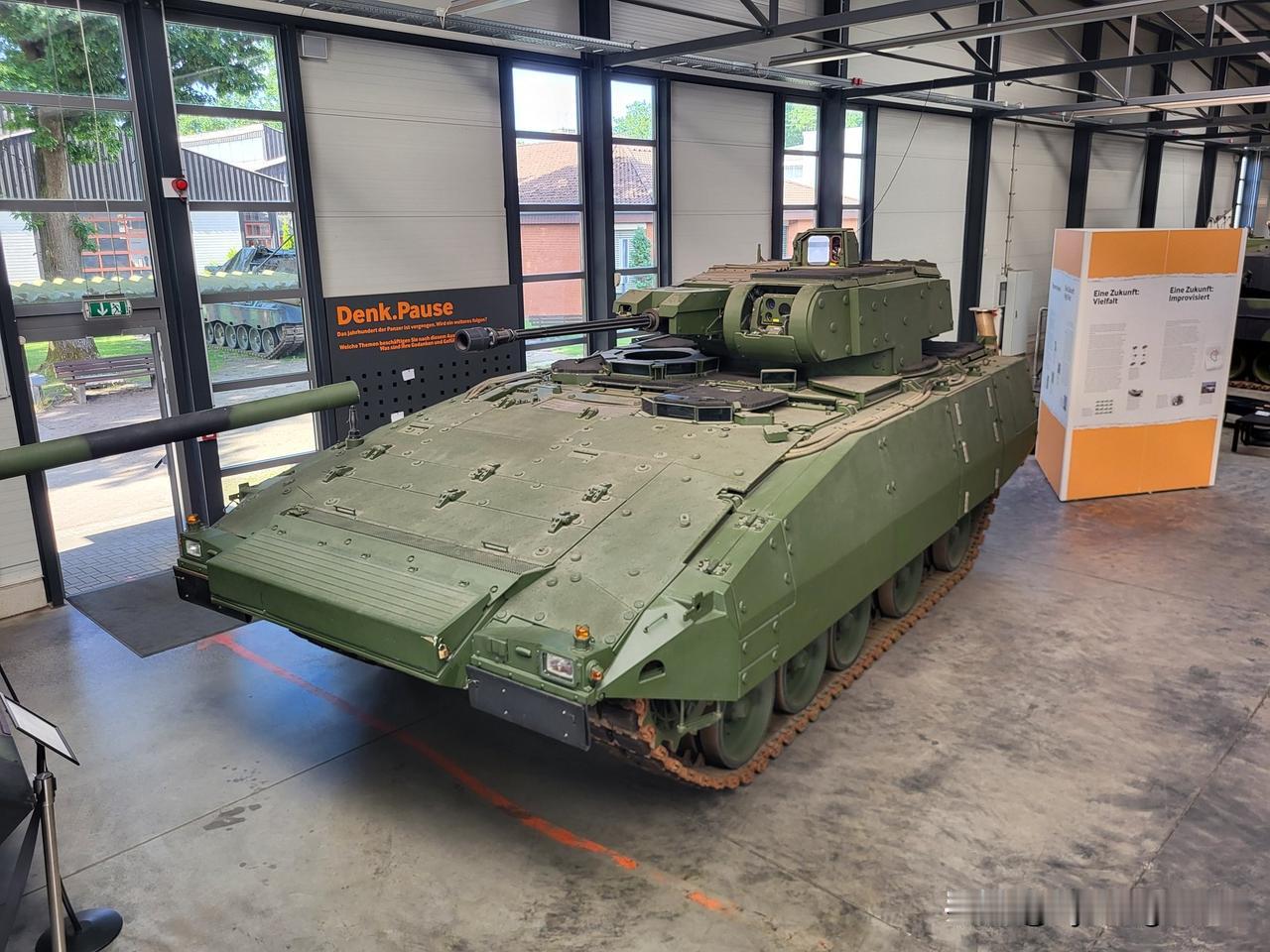 🇩🇪明斯特德国坦克博物馆内的一辆美洲豹步兵战车原型车。