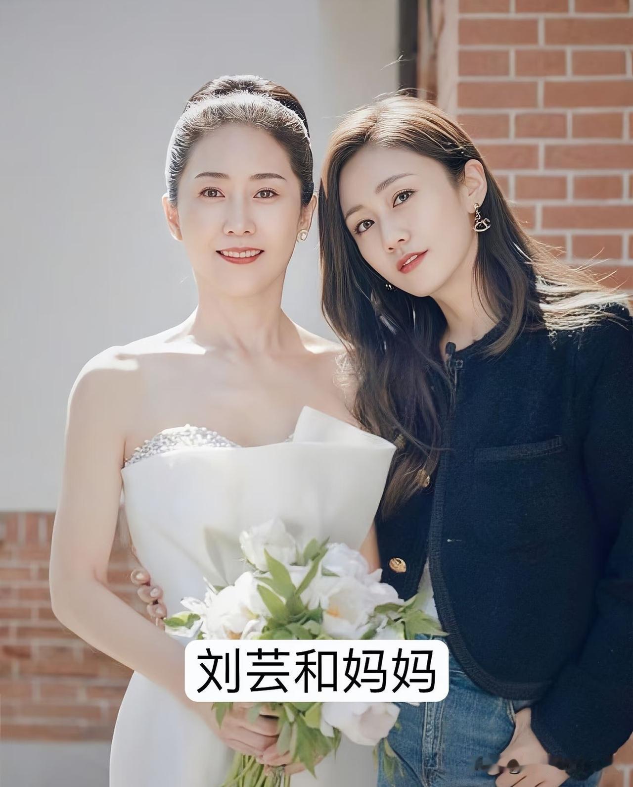 4. 气质藏不住！女明星和妈妈同框谁更戳你？-刘芸&妈妈​-关晓彤