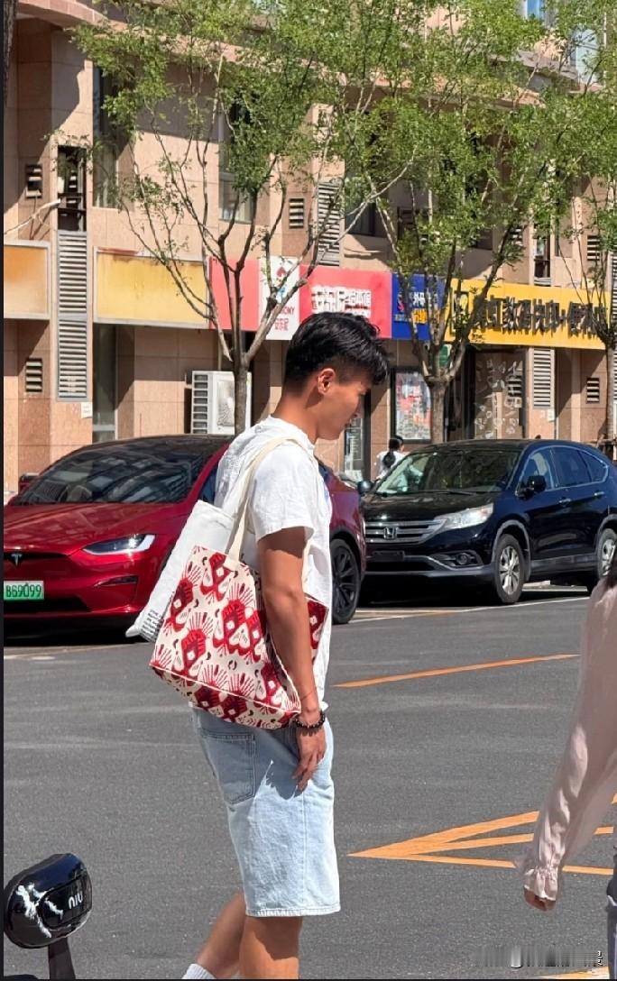 邻家大男孩林良铭，续约仍是一道难题！场下的林良铭气质随和，没有球星架子，像邻家
