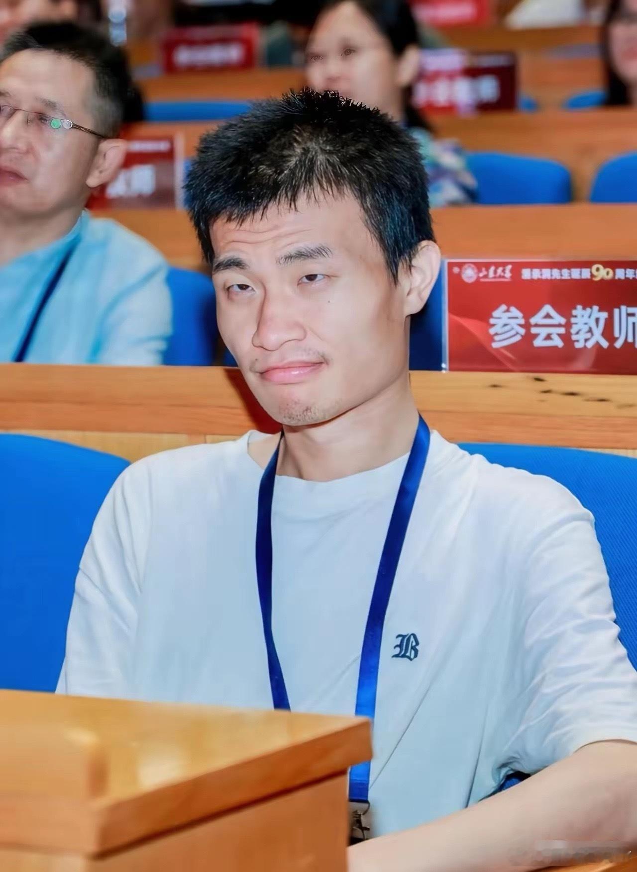 北大韦东奕这事儿，真是越想越不对劲。你说韦神这种级别的，奥数金牌拿到手软，甚至传