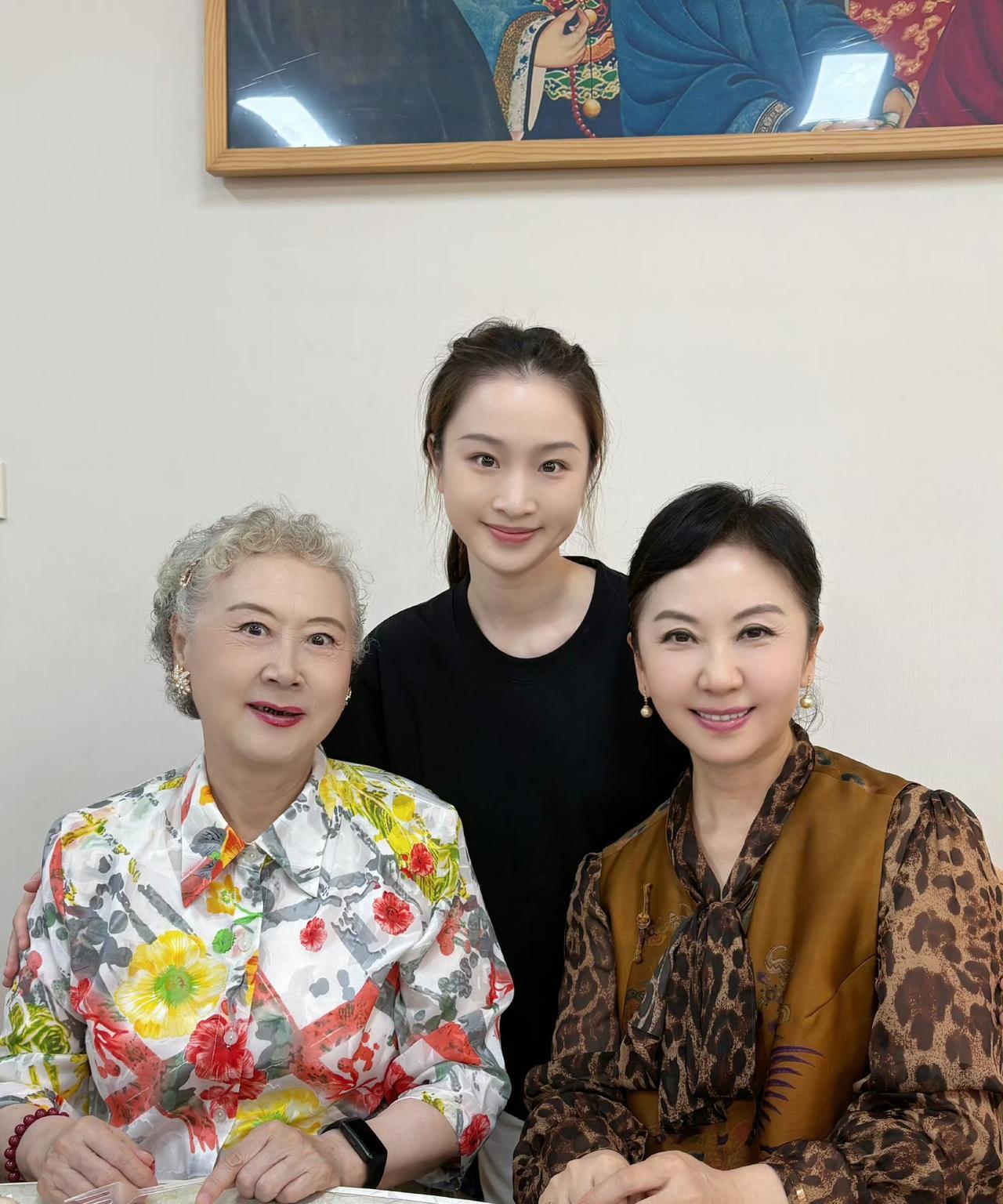“小铁梅”初长成，83岁的刘长瑜老师（左一）倍感欣慰。三代人，三位《红灯记》“