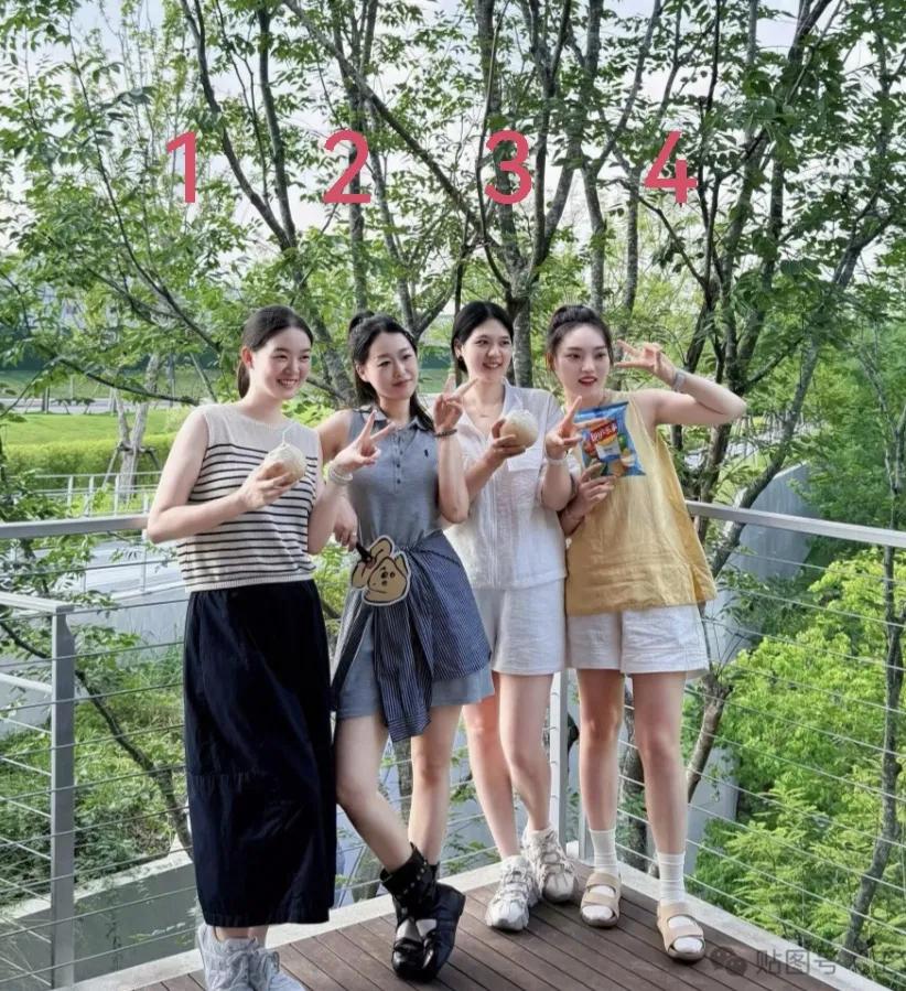 闺蜜相聚，快乐加倍🌿四位女孩子户外出游，满眼青春气息。简简单单的穿搭，笑容