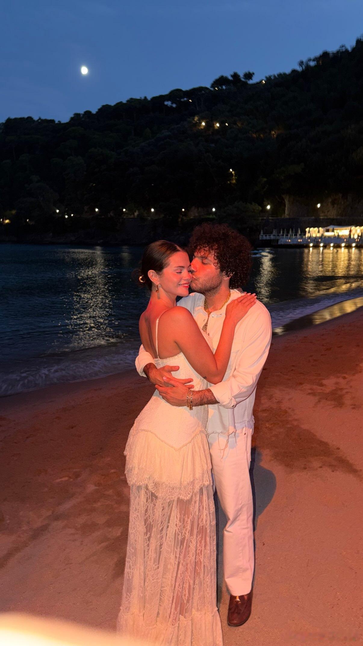 SelenaGomez赛琳娜戈麦斯再晒和老公BennyBlanco的度假照，