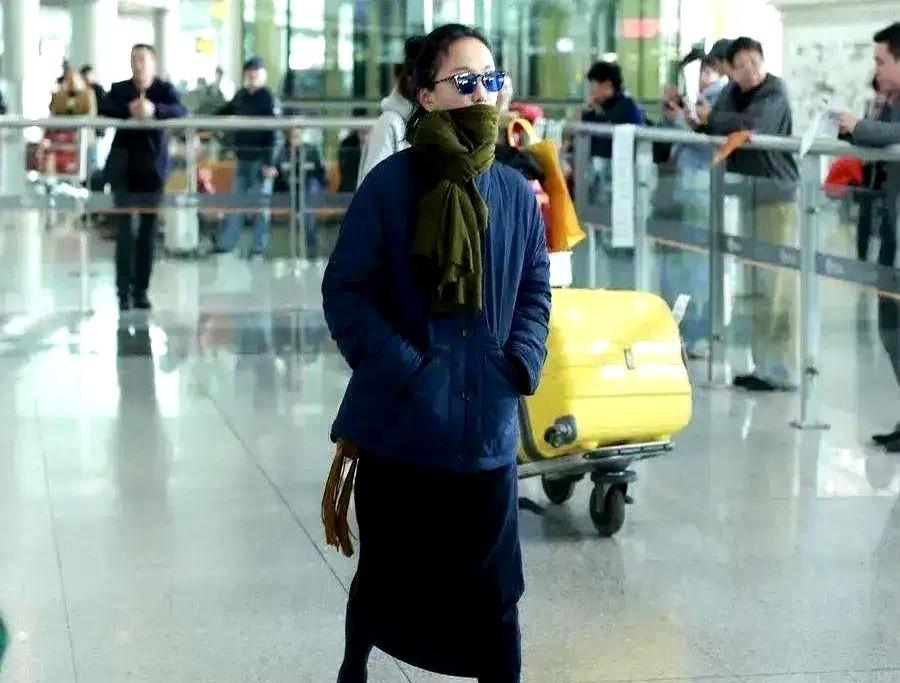 别再跟风买明星同款了，真的。周迅那件深蓝色羽绒服的事，现在看还是挺经典的。就