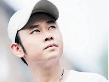 那个没唱一句歌的人，反而唱进了千万人心里。这是一场“主角缺席”的演唱会。