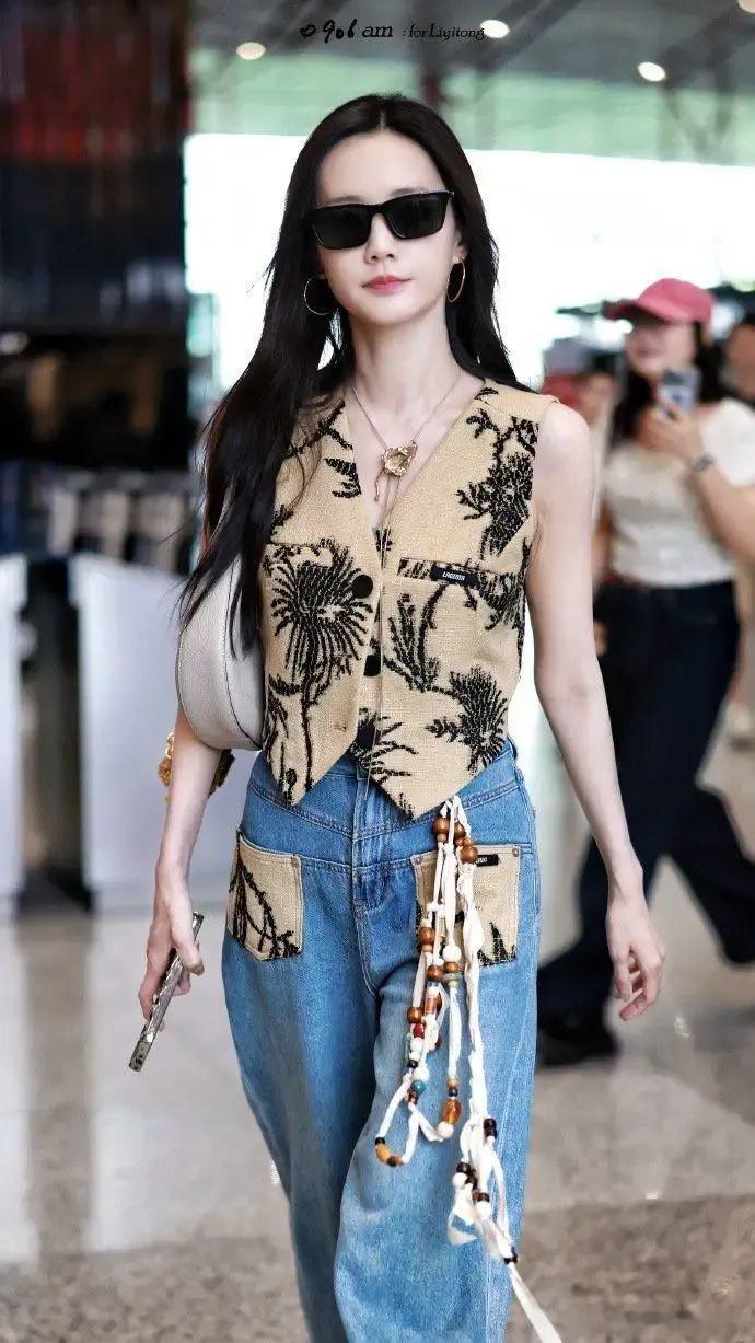 李一桐最新机场新闻图↓这是女霸总回国了吗？​​​