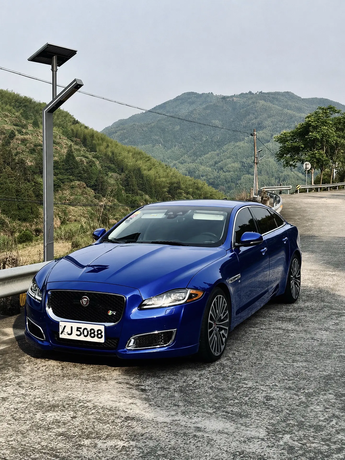 暗里着迷，Jaguar XJ50。