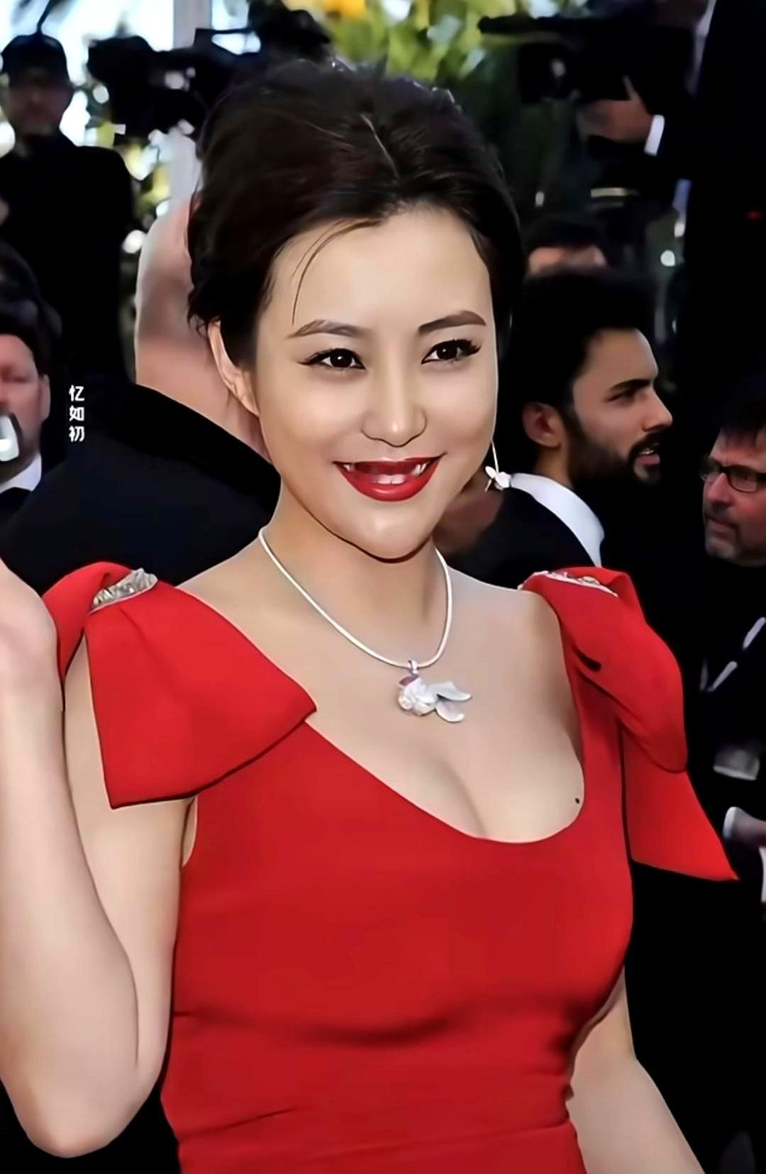 2006年，郝蕾因为演了一部电影，弄丢了邓超。所有人都在计算她输掉了什么。没