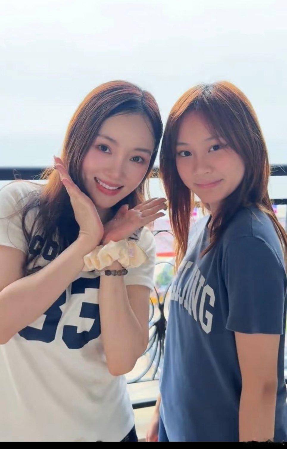 贾乃亮晒照为甜馨庆生最幸福最和谐的离婚之家，把孩子也照顾的很好。​​​
