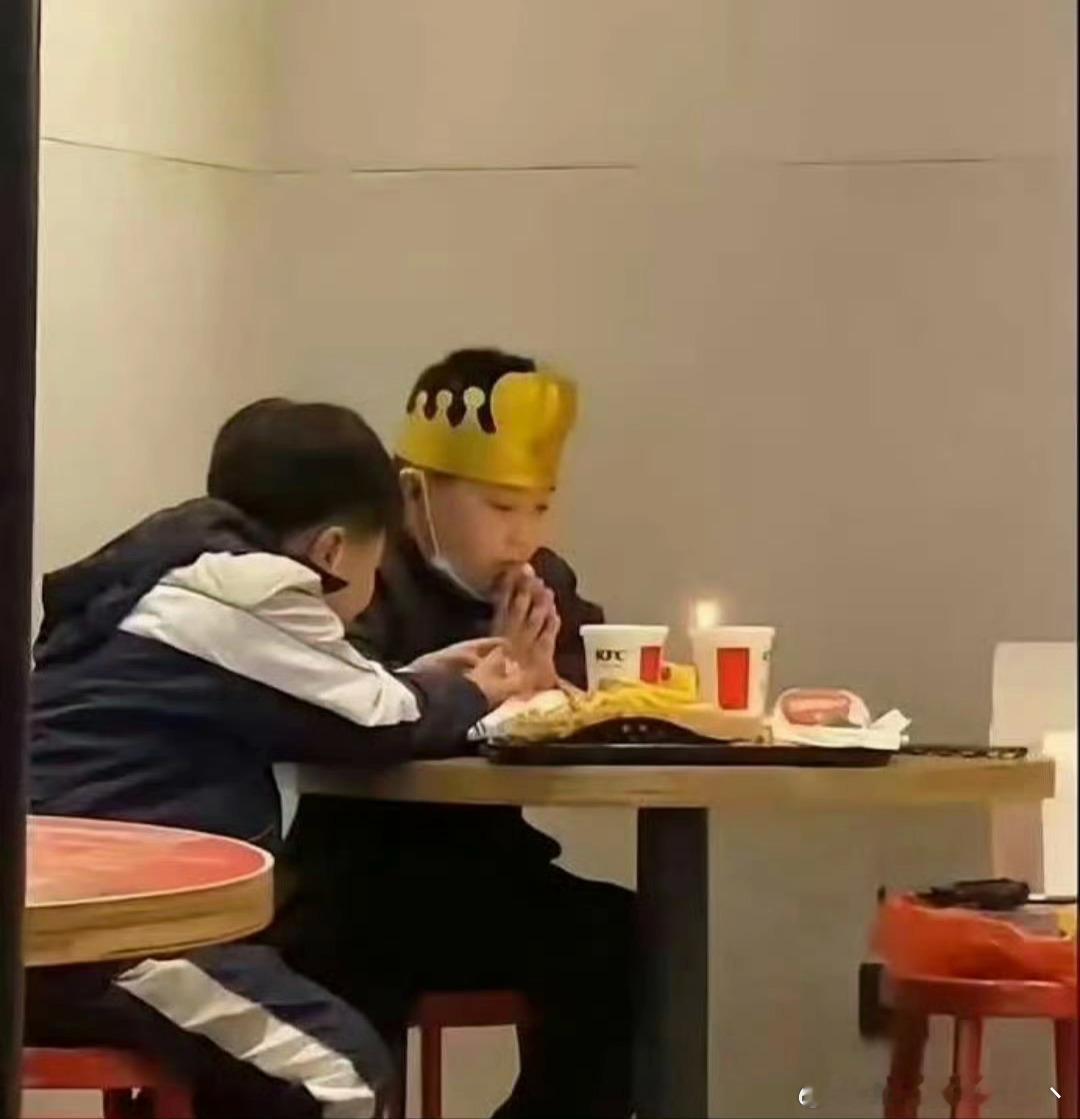 在肯德基看到这一幕，突然感觉真的该给孩子留点零花钱