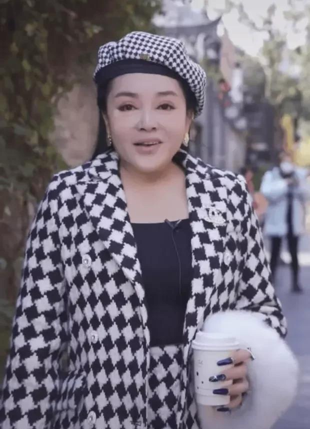 【甜歌皇后陨落！千百惠惊爆病逝北京，生前高调晒身份证全网泪目】8月20日，娱乐