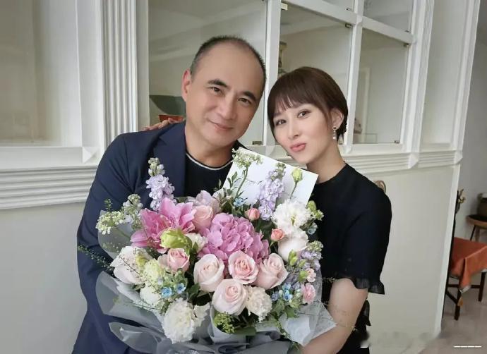 胡静和老公结婚15年了，自己还美貌依旧，身边的老公头发稀疏，成大叔了。​​​