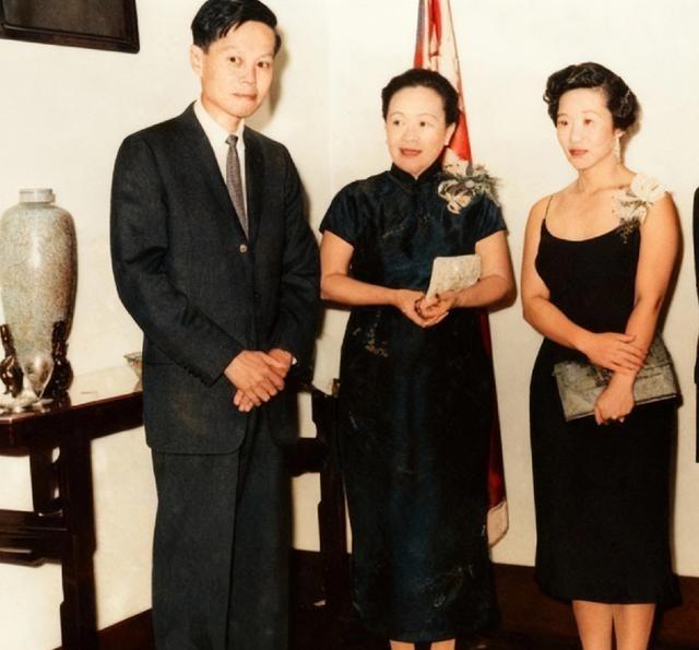 1958年，杨振宁和夫人杜致礼参加活动，一张罕见的合影，照片中的杨先生西装革履，