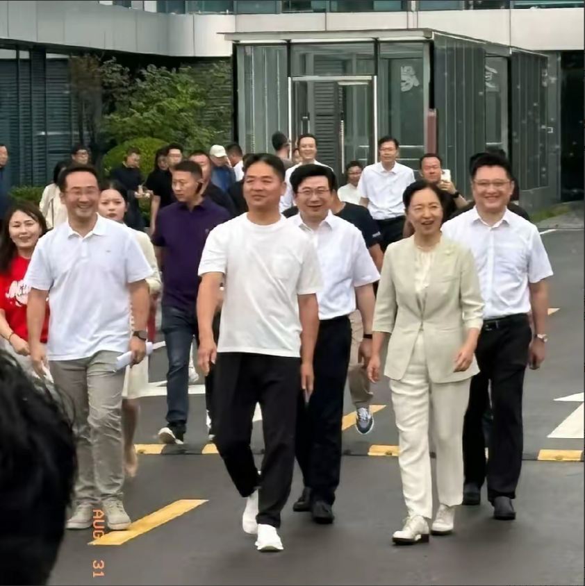 东哥这反差萌笑不活了！宿迁书记市长左右陪同，他却走路打晃，网友：大佬也有
