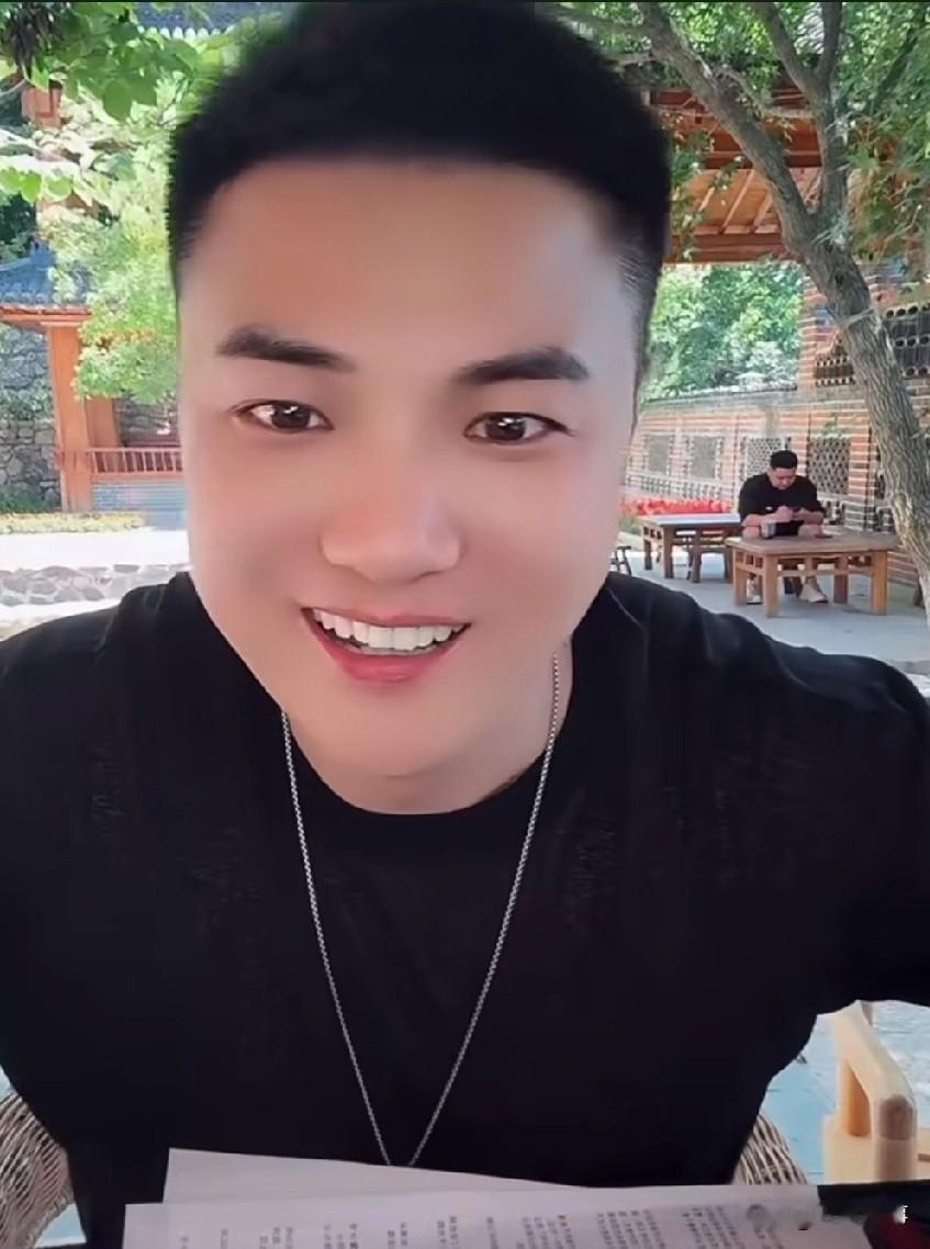 粉丝问驴家阿宇：辛巴会去驴家大舞台吗？阿宇回应：辛巴在加州吃牛肉面呢！你咋不问