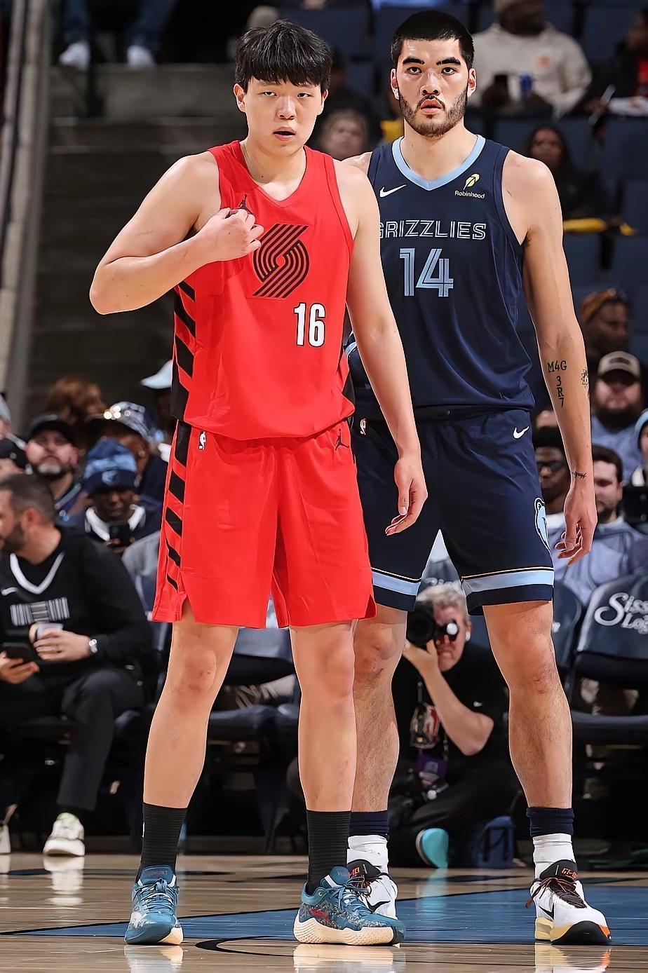 杨翰森和周志豪的对决，虽然周志豪也陷入犯规，但是也上演了隔扣杨翰森的场面。两个人