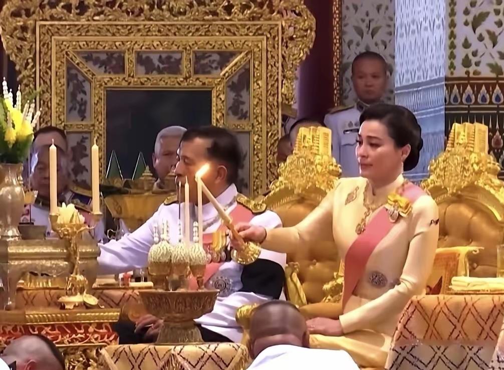 苏提达也不易，心情不悦的她，依然得强颜欢笑！金烛映华堂，也掩盖不了苏提达的落寞