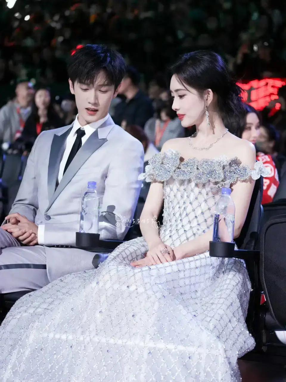 娱乐圈的趣事真不少！最近的星光大赏上，郭京飞和陆毅这对“连襟兄弟”同框，引发了网