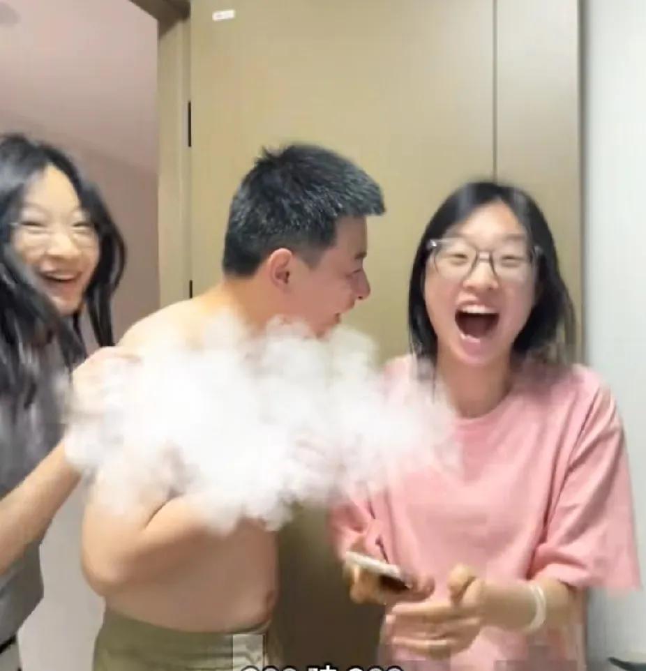 “哇，288分！”6月25日，河南一女孩查到自己的高考分数，激动的张大嘴巴喊出声