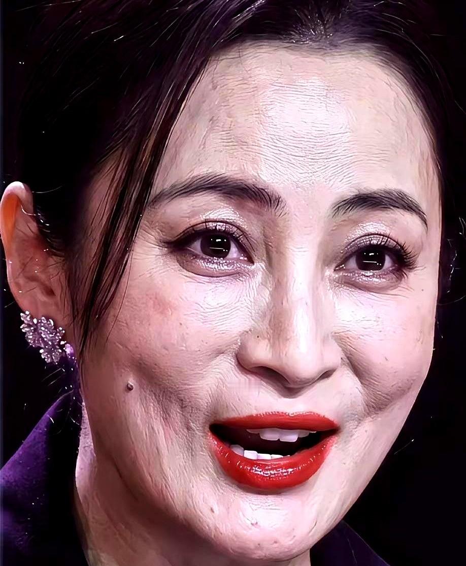 当年被琼瑶亲自赐名“水灵”的蒋勤勤，50岁素颜接娃买菜，居然有人在替她惋惜？当年演《苍天有泪》霸占挂