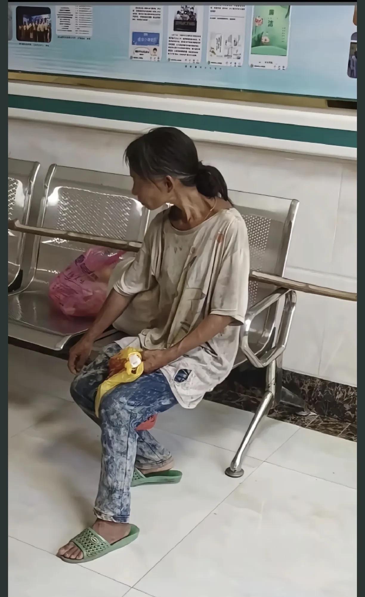 昨天去医院偶遇一位衣衫褴褛、黯黑的面容中透露着生活艰辛的中年女性，让我心中不禁泛