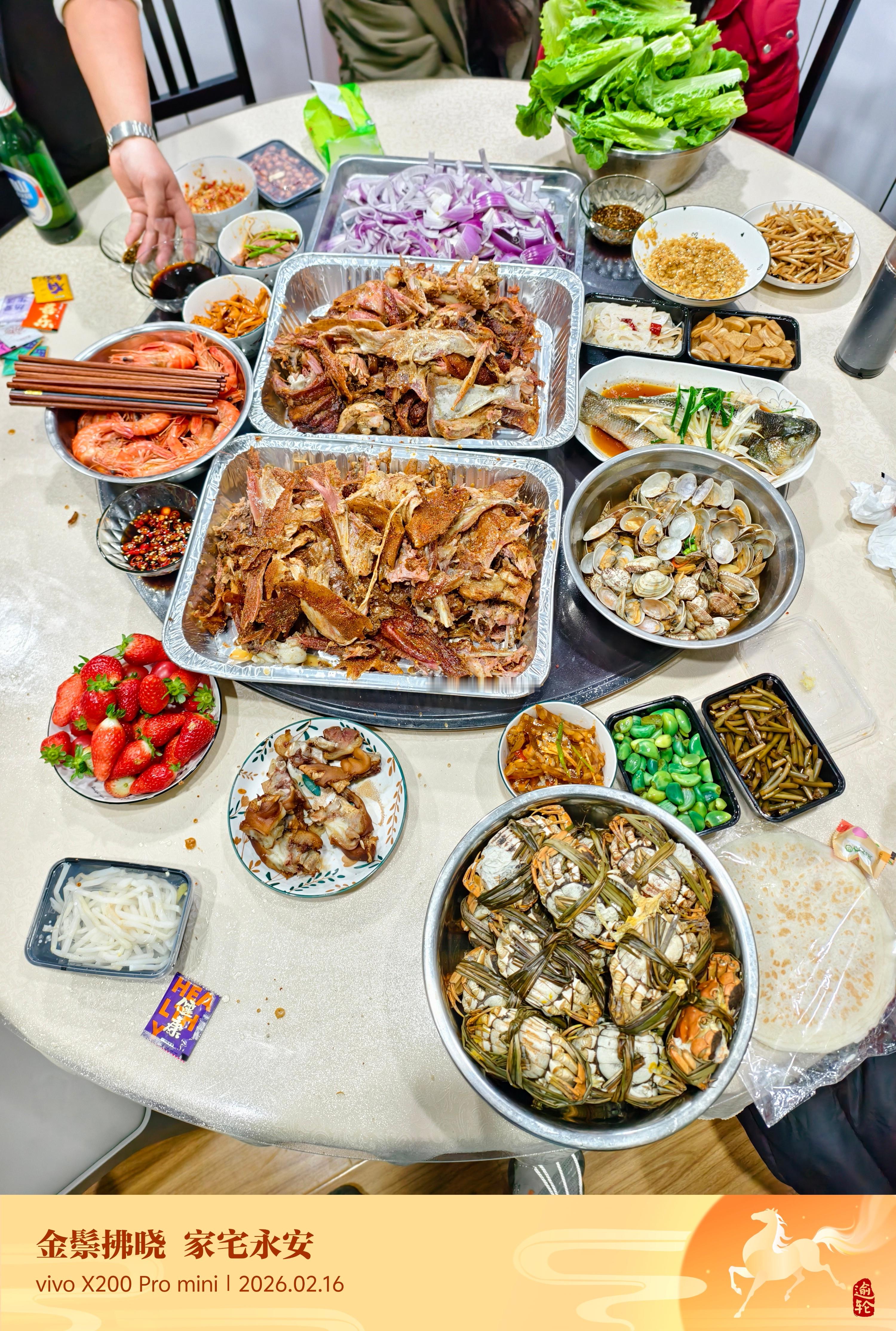 平常家里过年人少，不会弄很多菜，这回来女朋友家过年，人多热闹，所以年夜饭也好丰盛