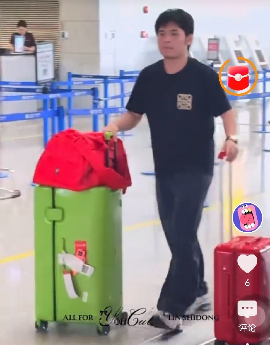林诗栋瘦了一圈，脸也黑了不少，这到底算好事还是坏事。国乒上海封训刚结束，林诗栋就被拍到在机场换了新装